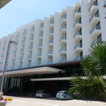 Tsix5 Quarter Hotel Pattaya Bagian luar foto