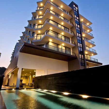 Tsix5 Quarter Hotel Pattaya Bagian luar foto