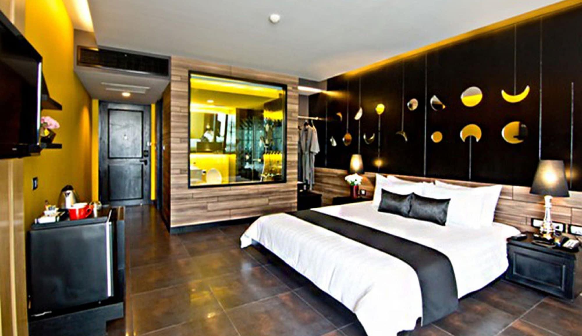 Tsix5 Quarter Hotel Pattaya Bagian luar foto