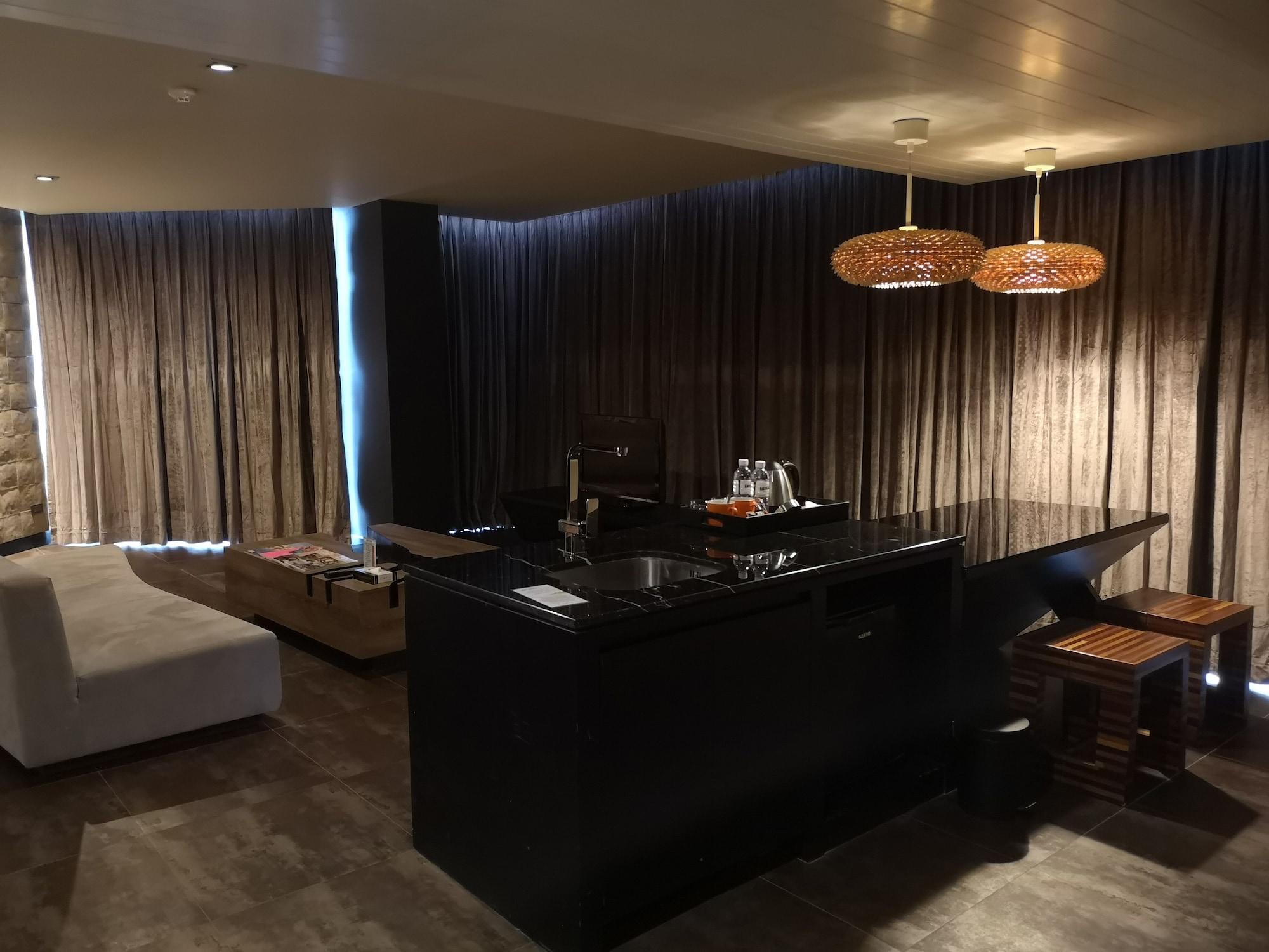 Tsix5 Quarter Hotel Pattaya Bagian luar foto