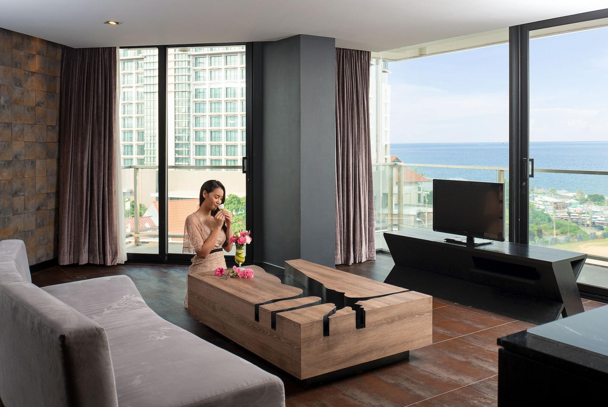 Tsix5 Quarter Hotel Pattaya Bagian luar foto