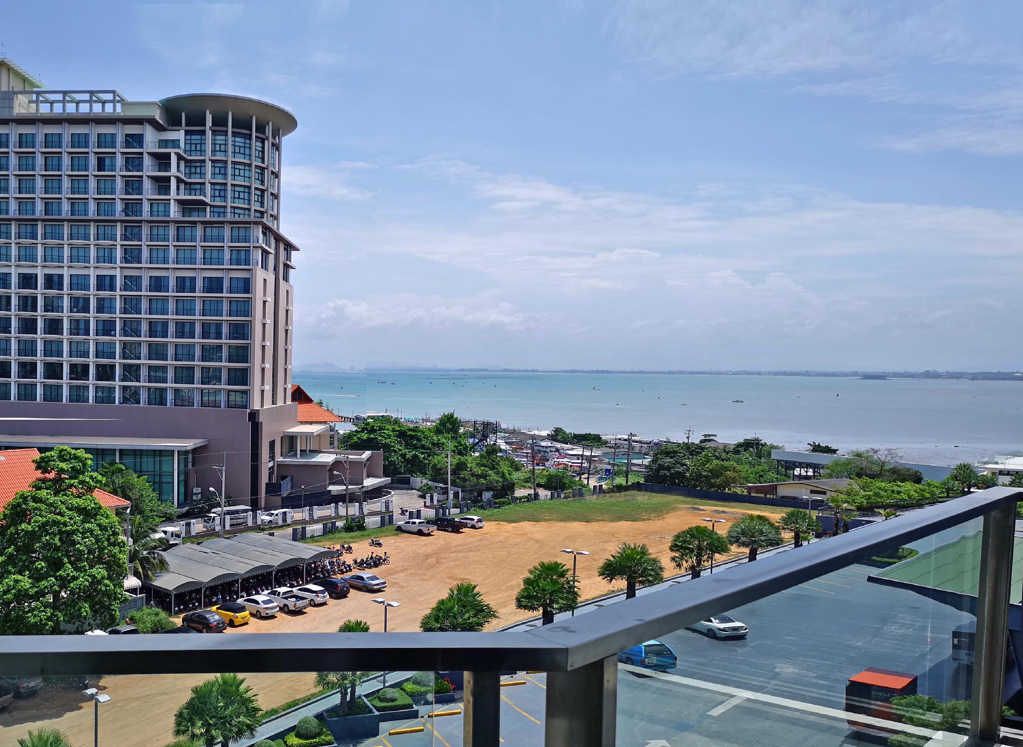 Tsix5 Quarter Hotel Pattaya Bagian luar foto