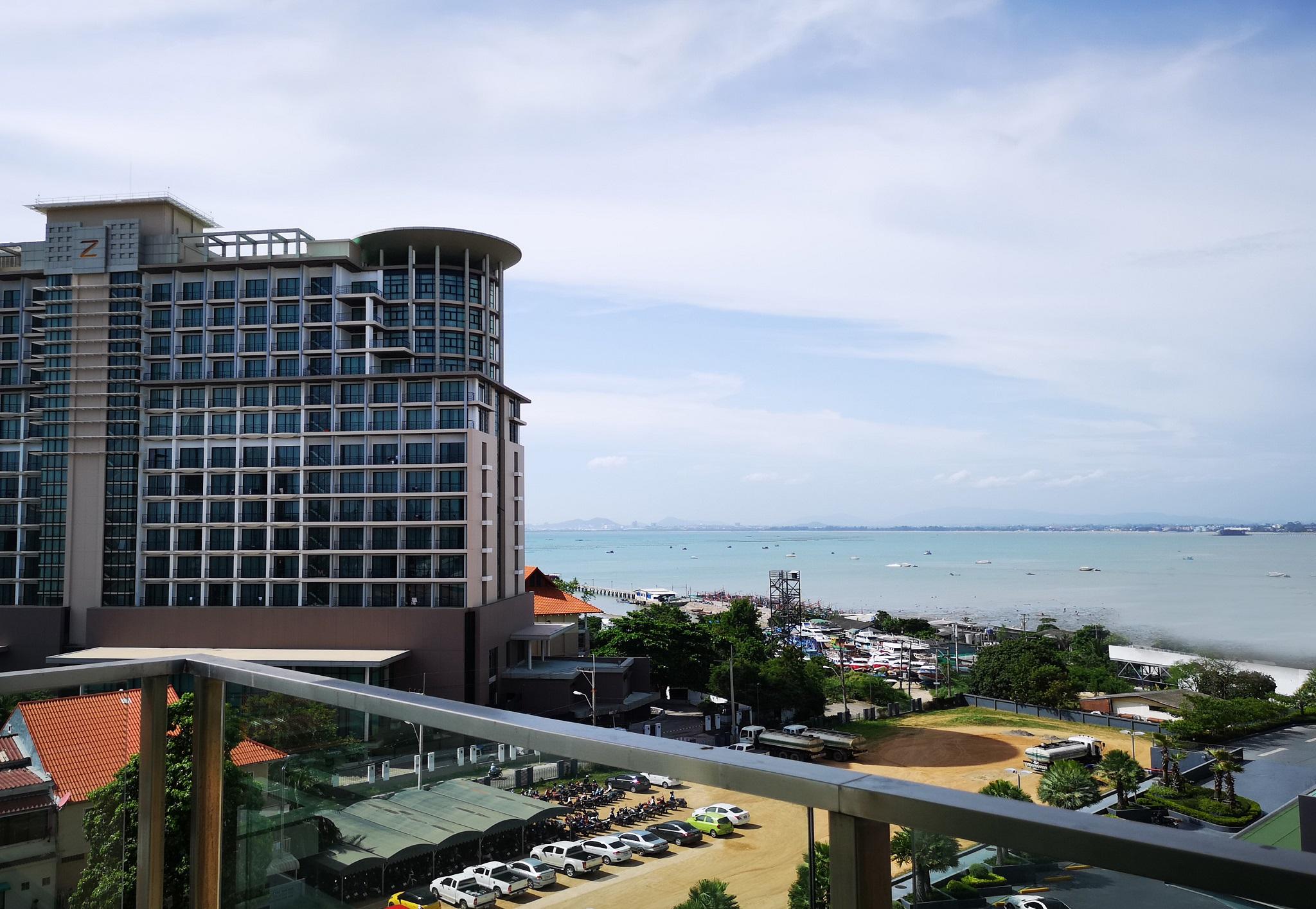 Tsix5 Quarter Hotel Pattaya Bagian luar foto