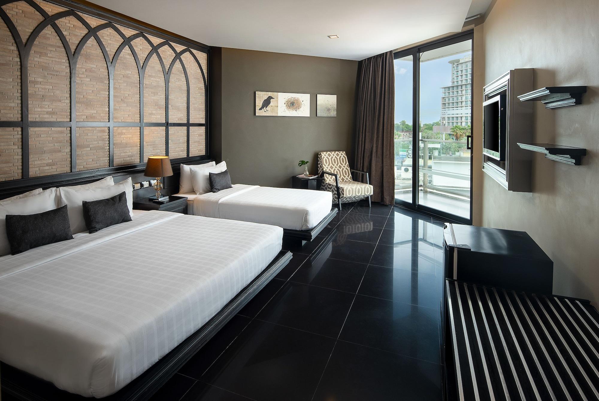 Tsix5 Quarter Hotel Pattaya Bagian luar foto