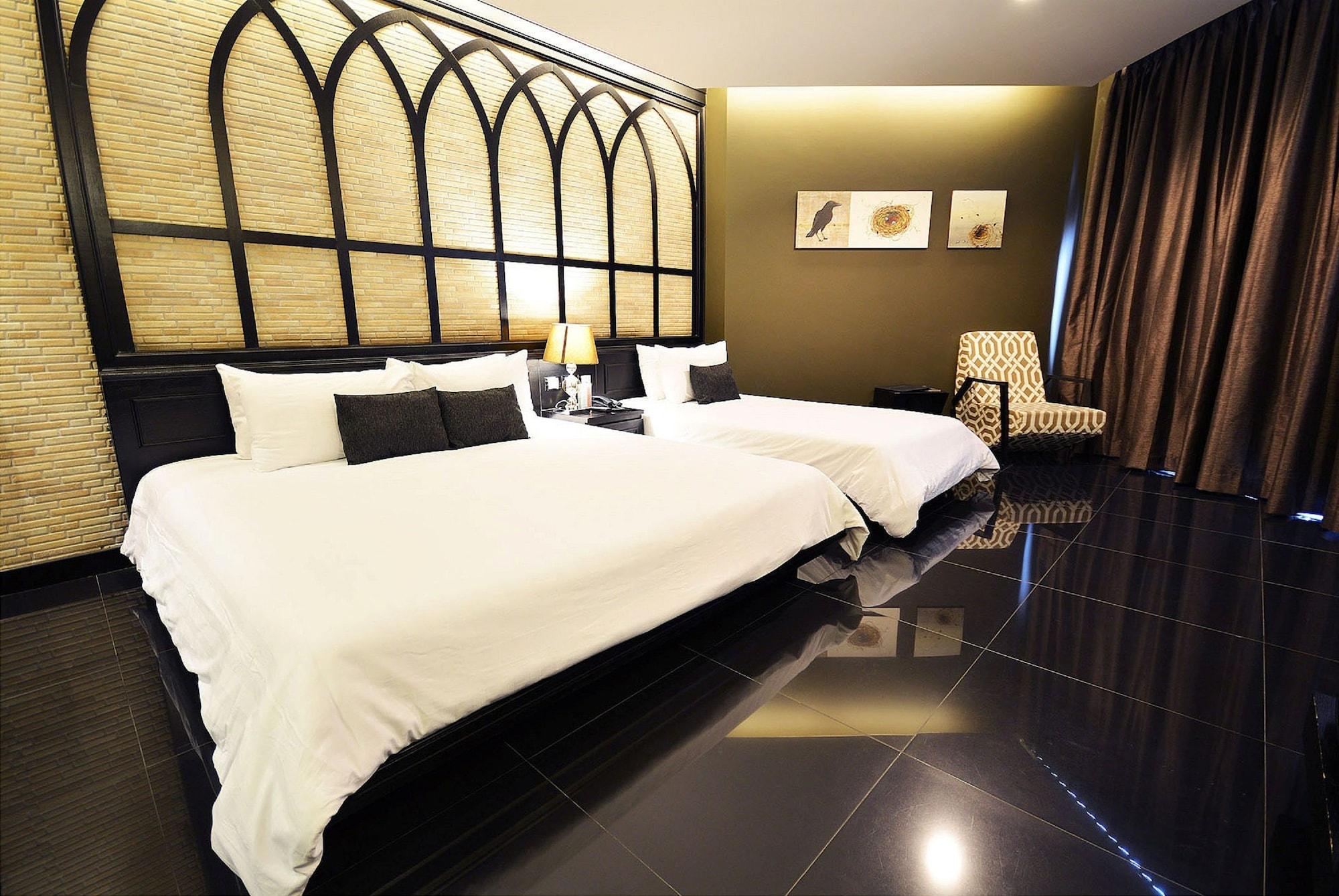Tsix5 Quarter Hotel Pattaya Bagian luar foto
