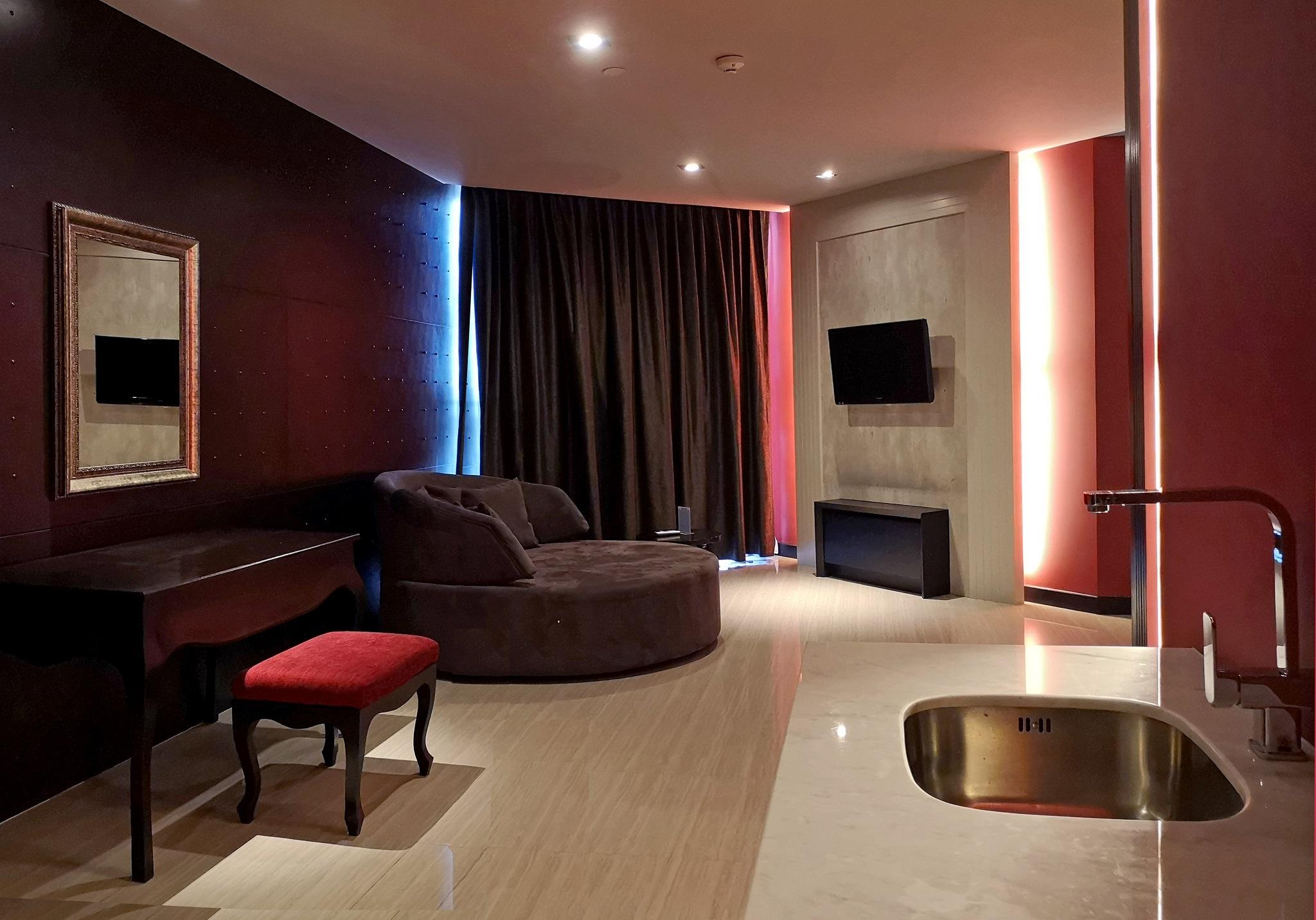 Tsix5 Quarter Hotel Pattaya Bagian luar foto