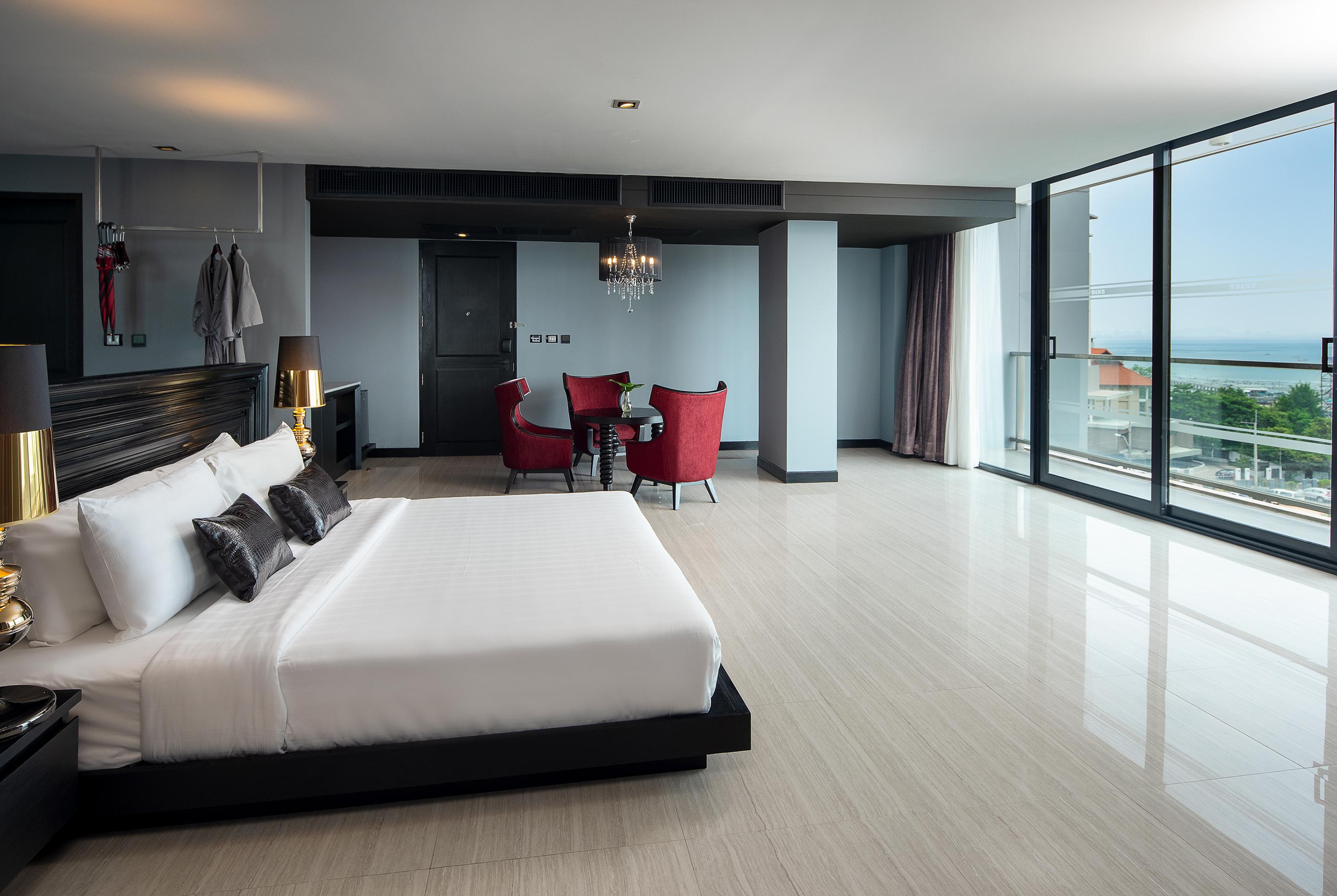 Tsix5 Quarter Hotel Pattaya Bagian luar foto