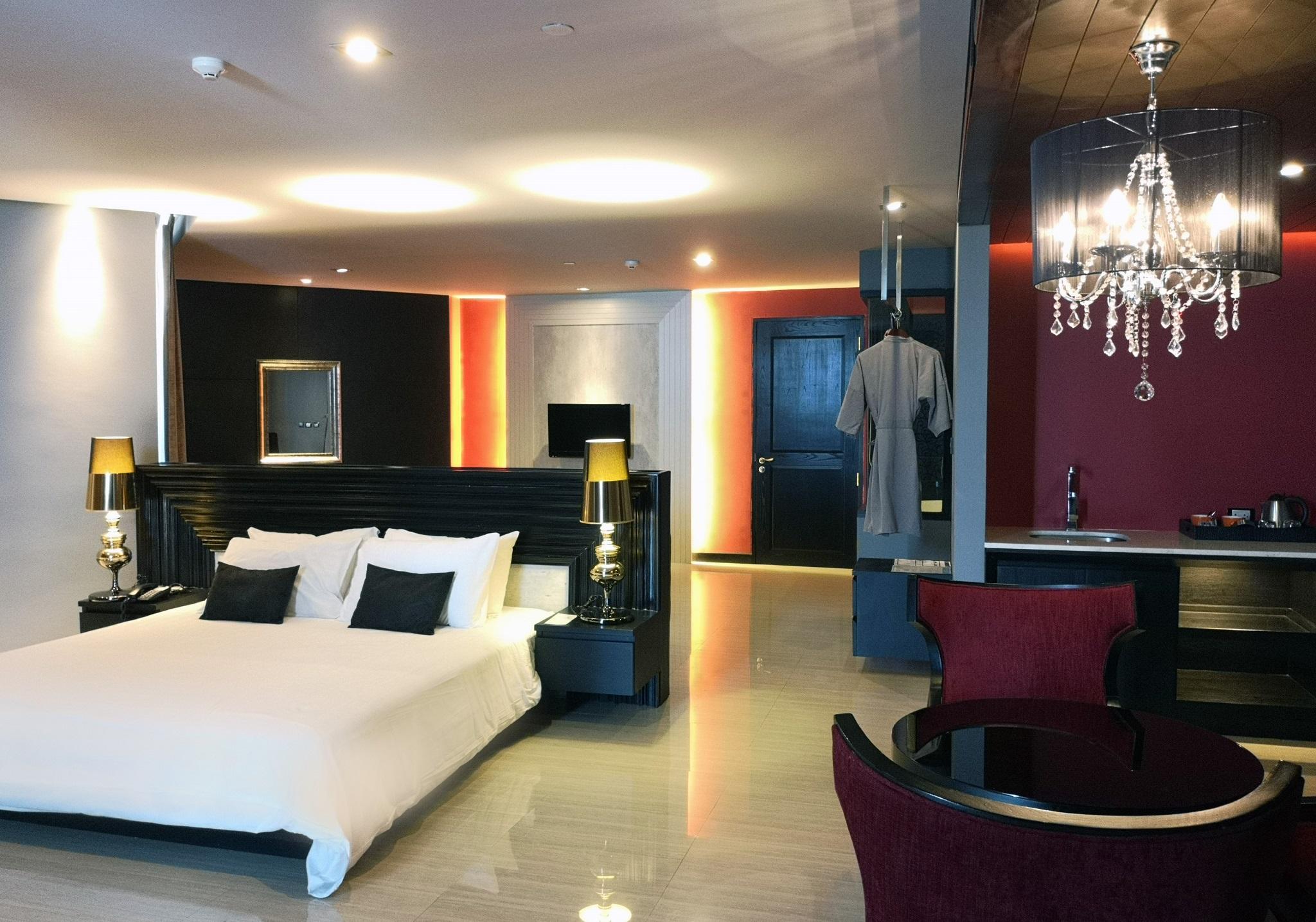 Tsix5 Quarter Hotel Pattaya Bagian luar foto
