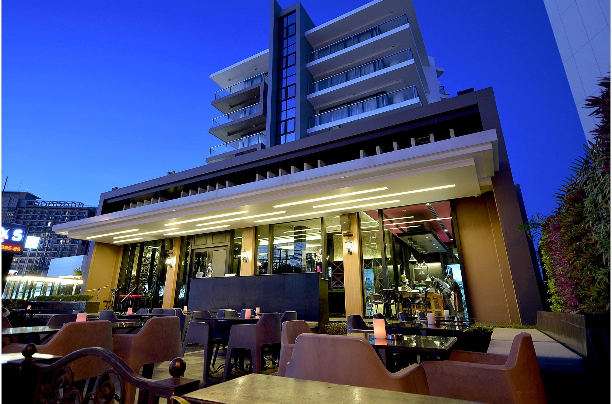 Tsix5 Quarter Hotel Pattaya Bagian luar foto