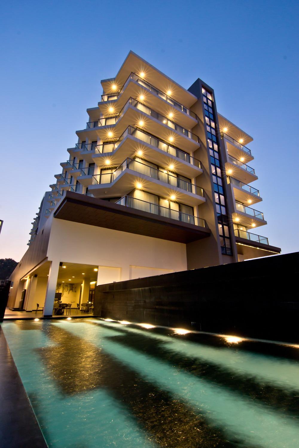 Tsix5 Quarter Hotel Pattaya Bagian luar foto