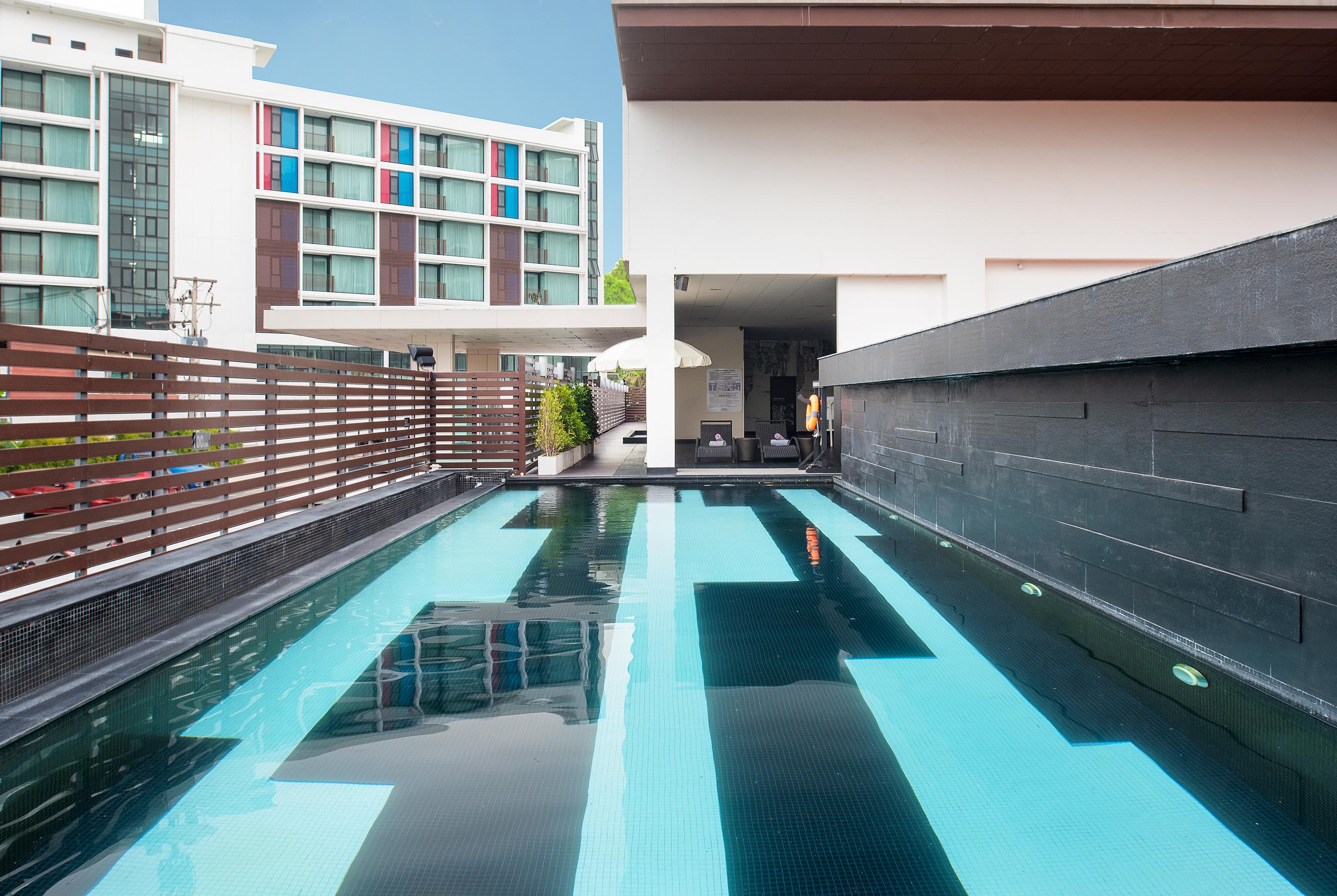 Tsix5 Quarter Hotel Pattaya Bagian luar foto