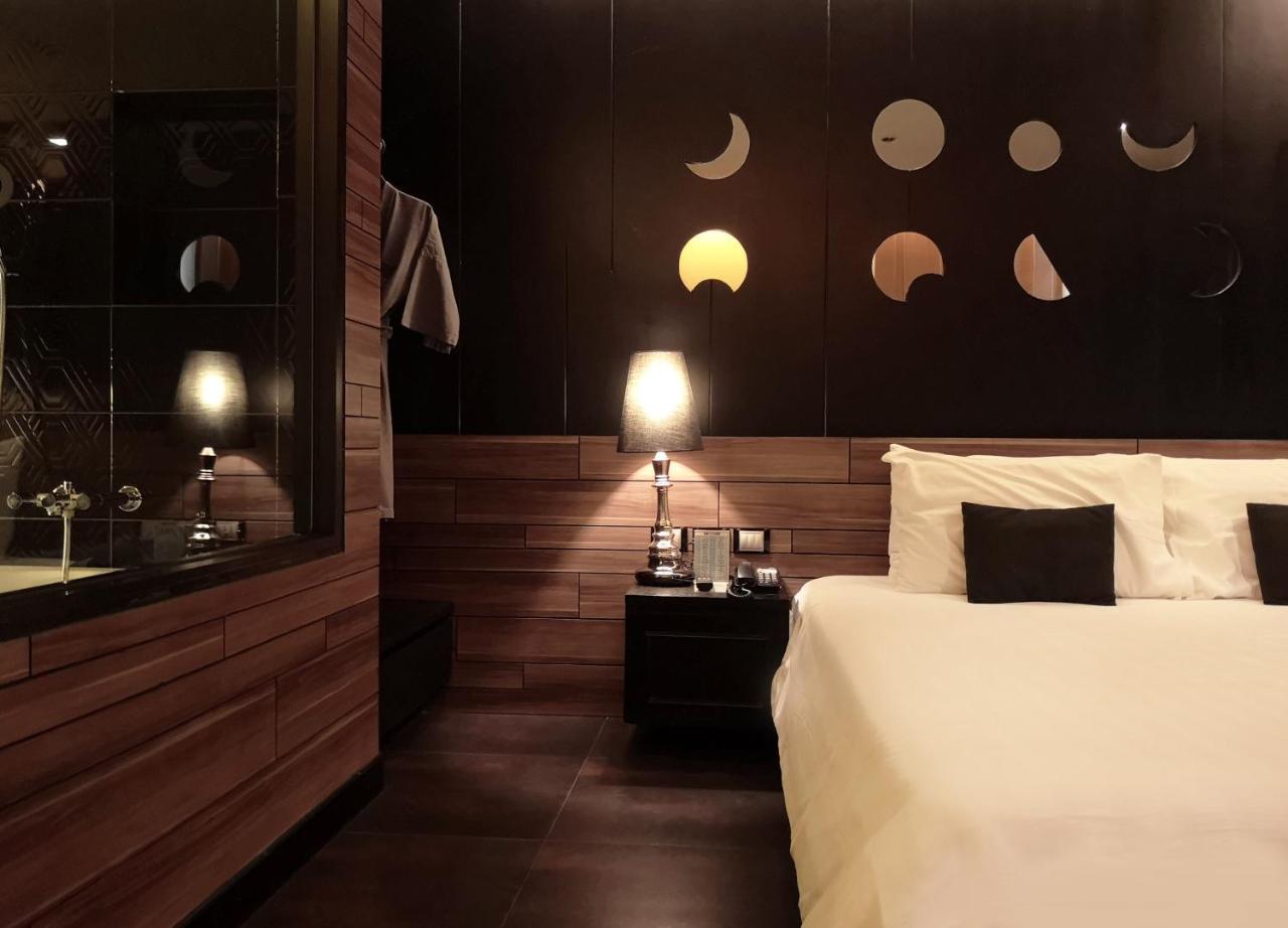 Tsix5 Quarter Hotel Pattaya Bagian luar foto