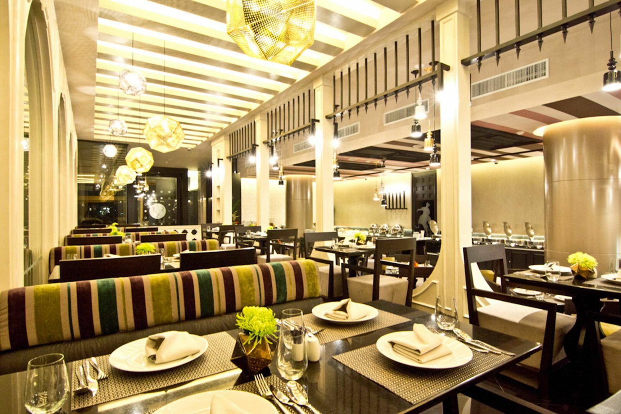 Tsix5 Quarter Hotel Pattaya Bagian luar foto