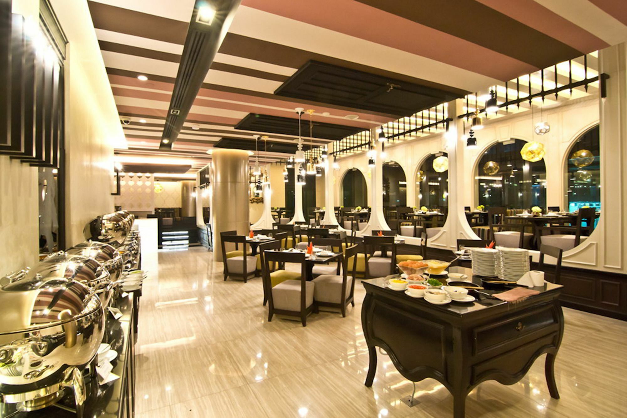 Tsix5 Quarter Hotel Pattaya Bagian luar foto