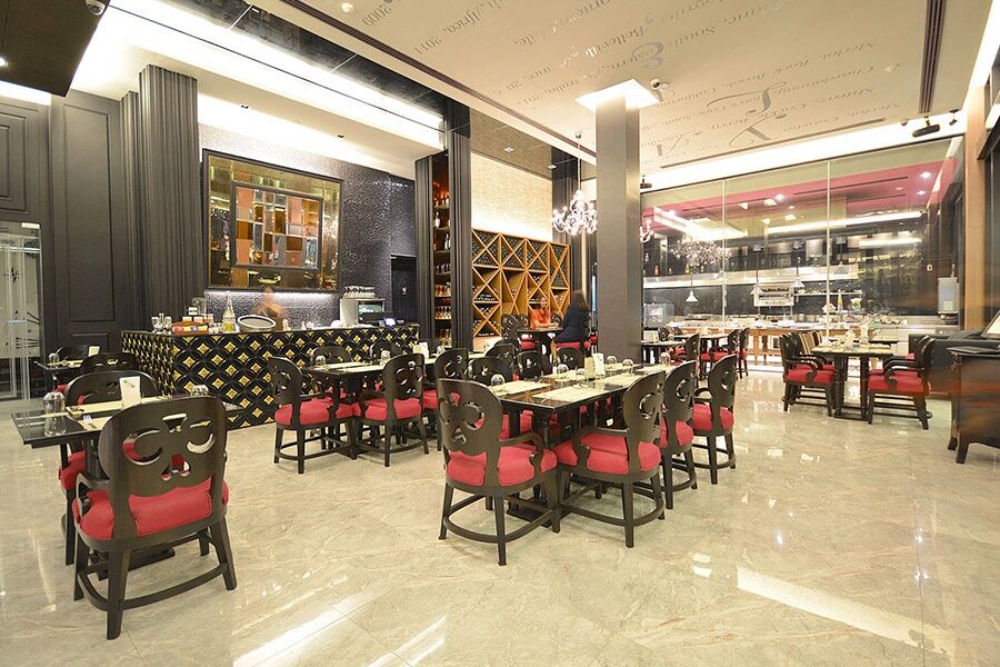 Tsix5 Quarter Hotel Pattaya Bagian luar foto
