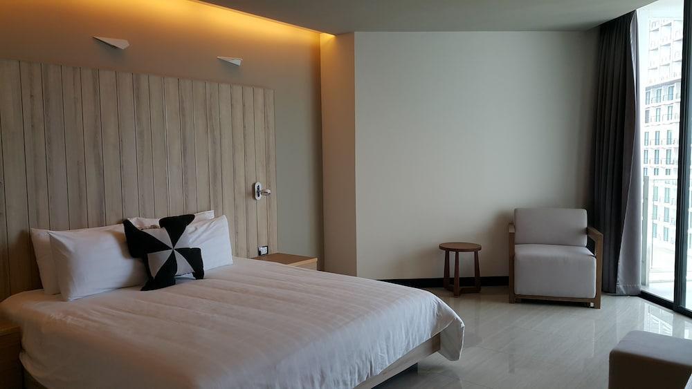 Tsix5 Quarter Hotel Pattaya Bagian luar foto